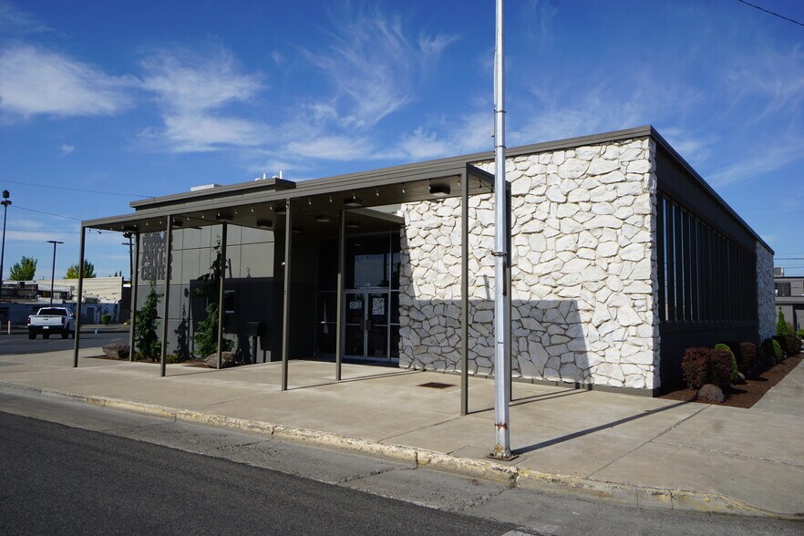 More Photos Of 401 S 7th St, Sunnyside Bank For Sale