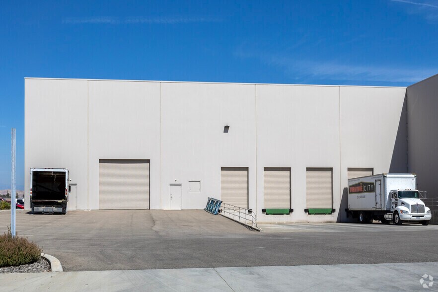 More Photos Of 40491 Brickyard Dr, Madera Warehouse For Lease