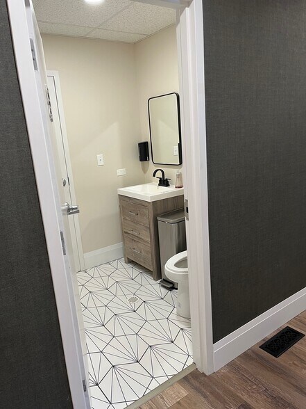 More Photos Of 183 Heritage Dr, Crystal Lake Medical For Lease