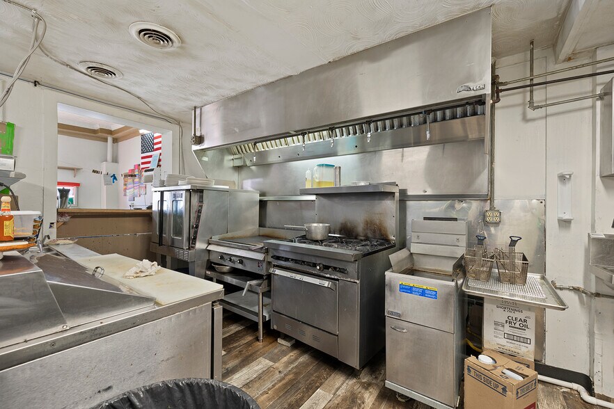 More Photos Of 143 E Main St, Fordland General Retail For Sale
