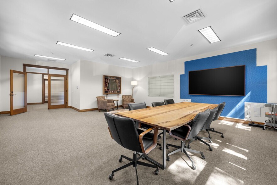 More Photos Of 750 Buckaroo Trl, Sisters Office For Sale