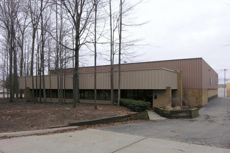 More Photos Of 23035 Commerce Dr, Farmington Hills Warehouse For Lease
