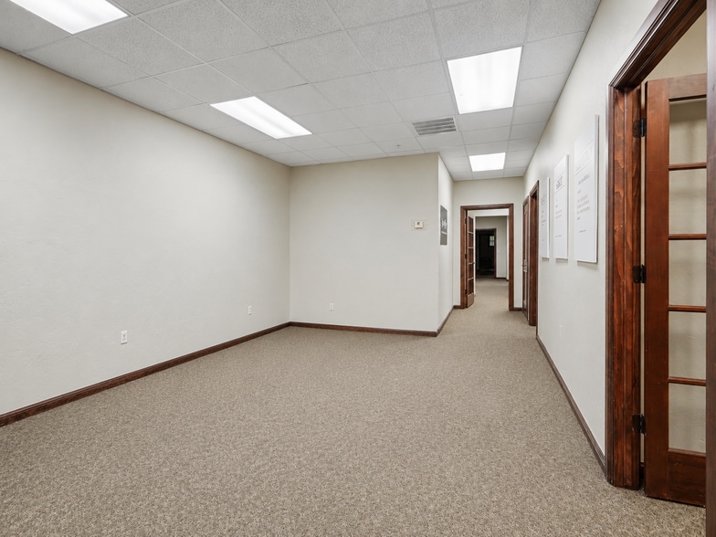 More Photos Of 16301-16305 N May Ave, Edmond Office For Lease