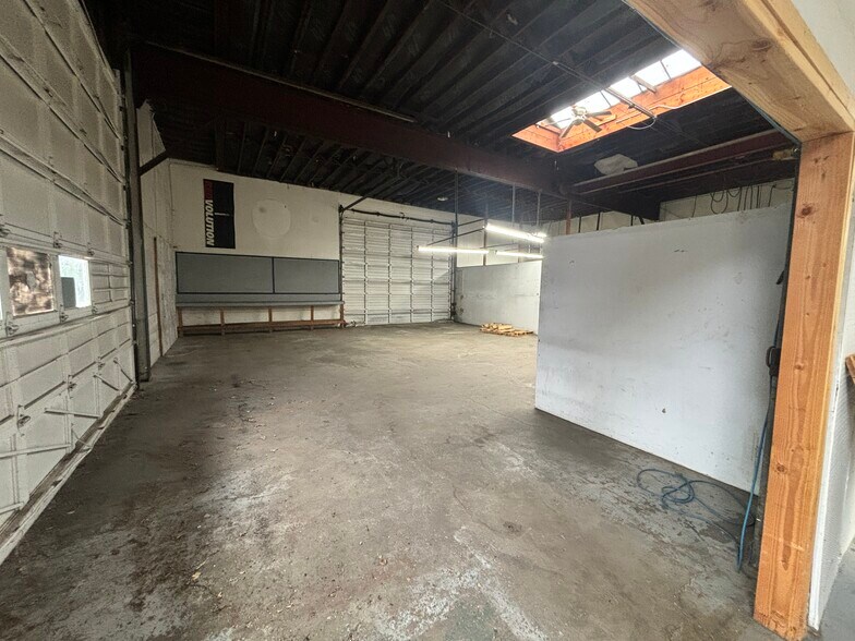 More Photos Of 1515 13th St SE, Salem Flex For Sale