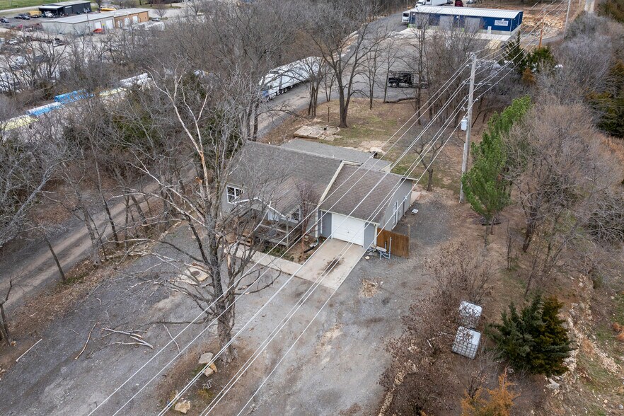 More Photos Of 814 SE Sunnyside School Rd, Blue Springs Warehouse For Sale