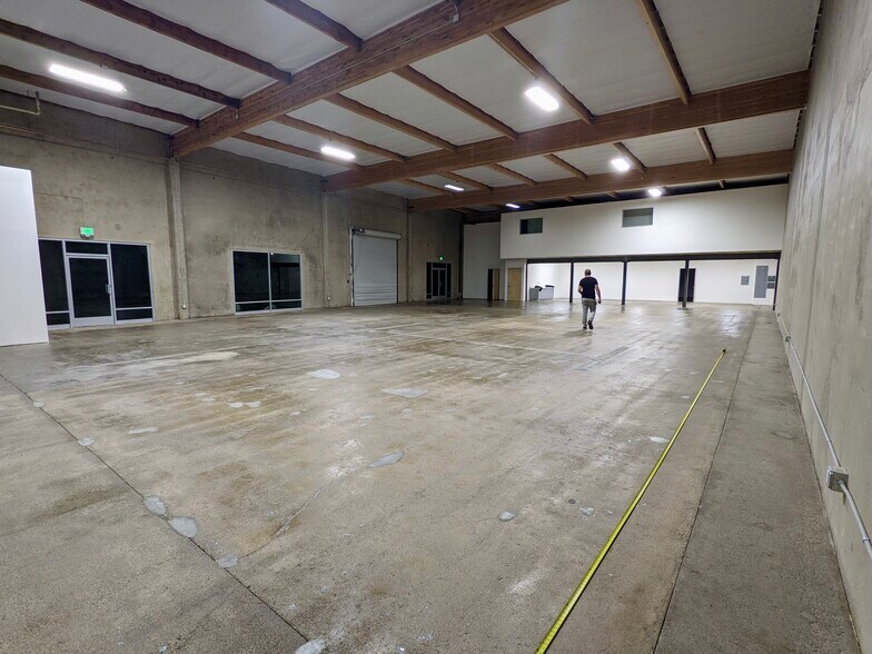 More Photos Of 18320-18330 Oxnard St, Tarzana Warehouse For Lease