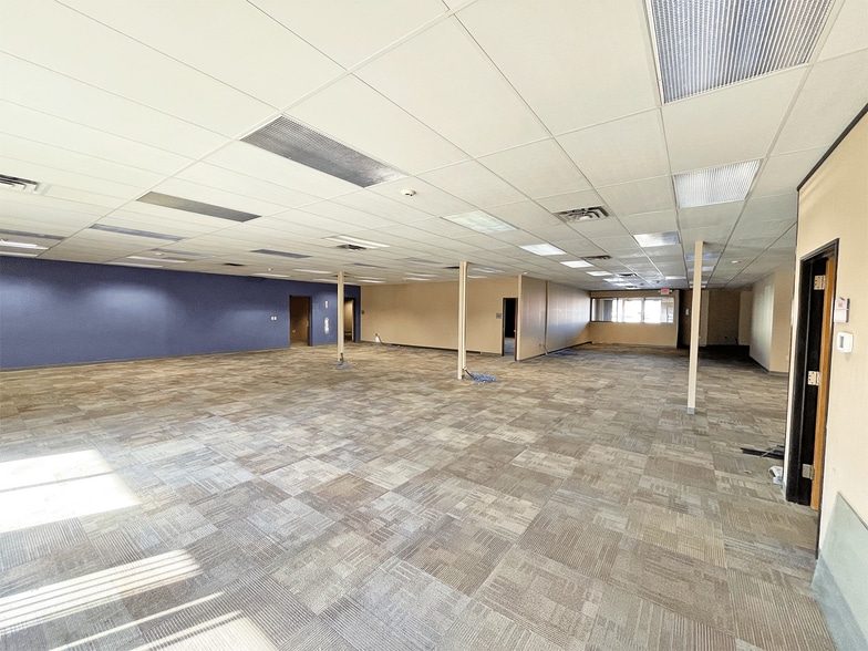 More Photos Of 2401 Directors Row, Indianapolis Unknown For Lease