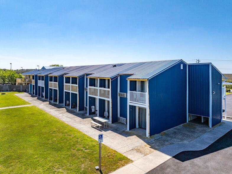 More Photos Of 700 Norris Harbor Dr, Crisfield Hotel For Sale
