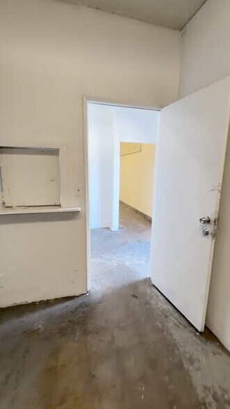 Primary Photo Of 1714 Wall St, Los Angeles Manufacturing For Lease