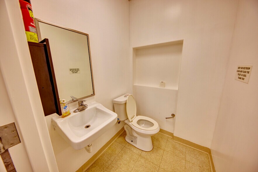 More Photos Of 1668 S King St, Honolulu Storefront Retail Office For Lease