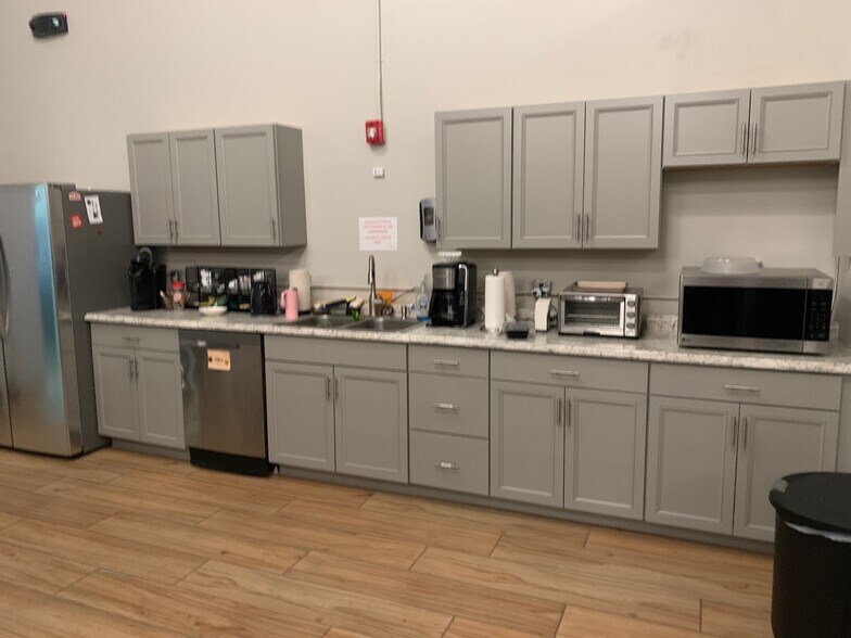 More Photos Of 7519 Pennsylvania Ave, Sarasota Office For Lease