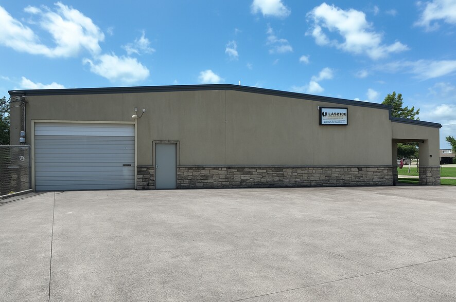 Primary Photo Of 2605 Forum Dr, Grand Prairie Manufacturing For Lease