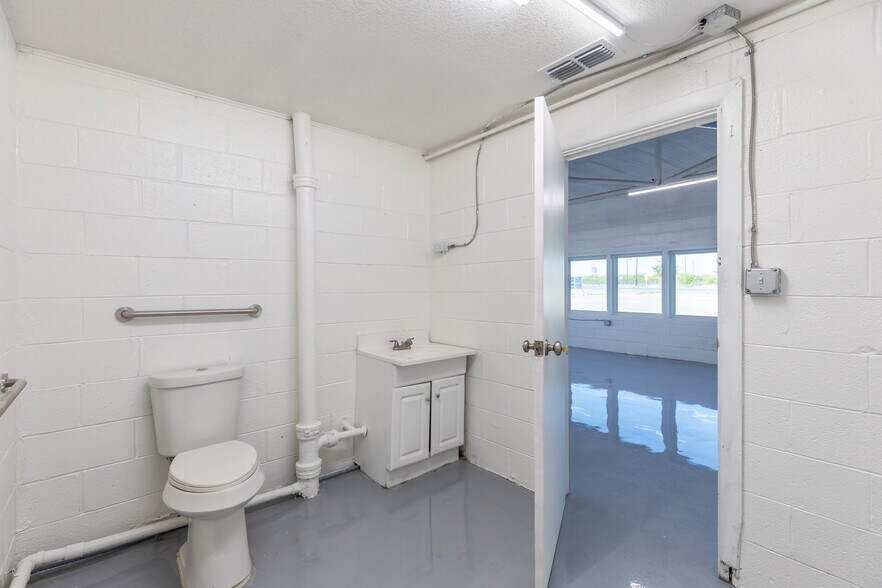 More Photos Of 769 Arnold Blvd, Abilene Flex For Sale