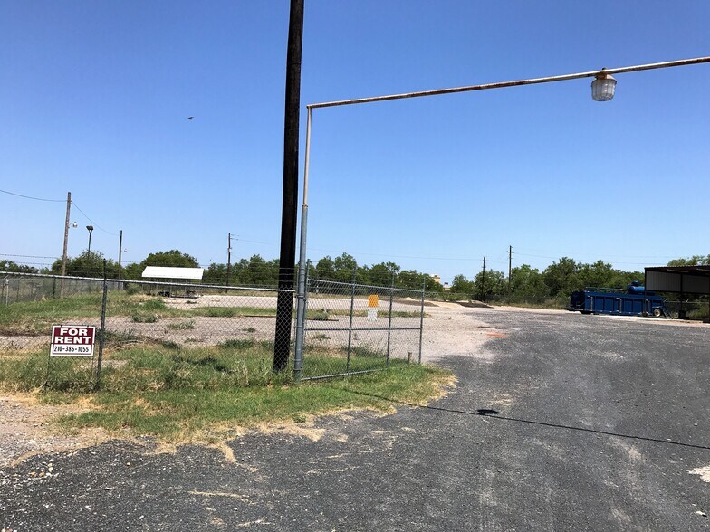 More Photos Of 211 Fm 1581, Pearsall Warehouse For Lease