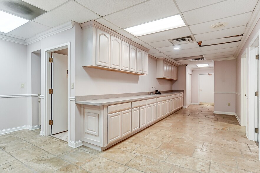 More Photos Of 47 E Wilson Bridge Rd, Columbus Office For Lease