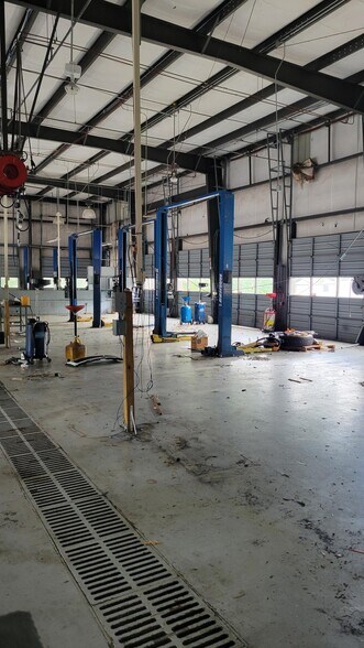 More Photos Of 3963 W Tennessee St, Tallahassee Auto Dealership For Lease