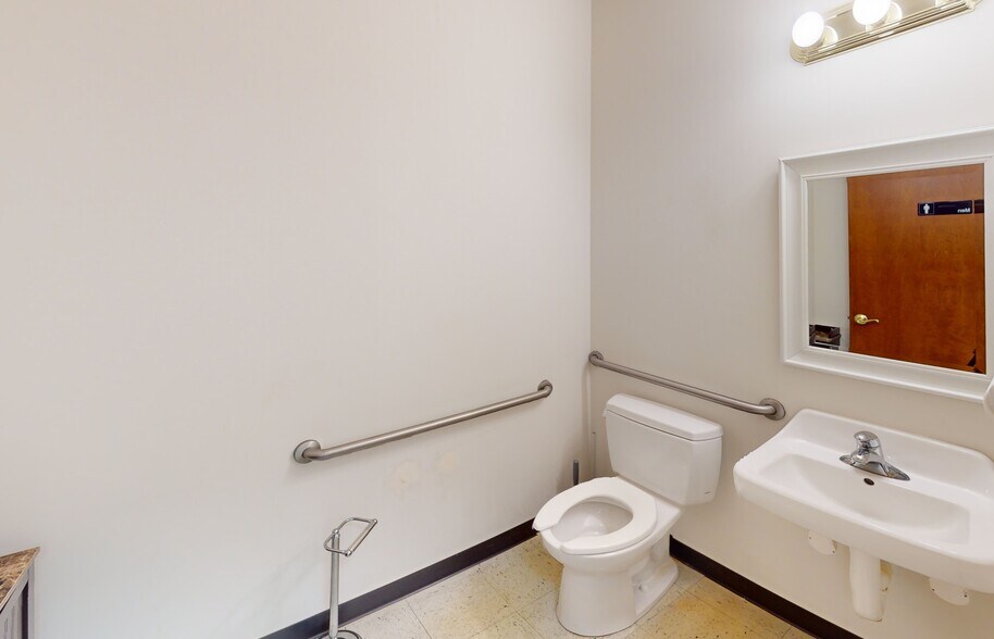 More Photos Of 192 Summerfield Ct, Troutville Office For Sale