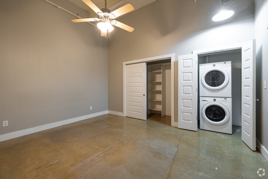 More Photos Of 3363 E Commerce St, San Antonio Warehouse For Sale