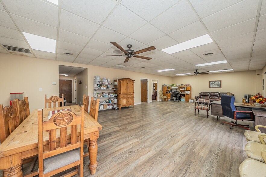 More Photos Of 424 S Bryan Belt Line Rd, Mesquite Showroom For Sale