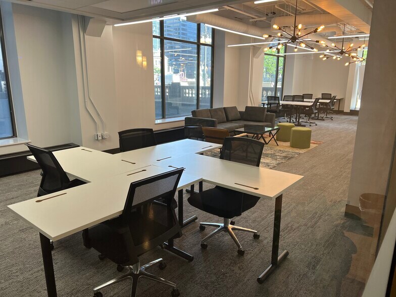 More Photos Of 211 W Wacker Dr, Chicago Office For Lease
