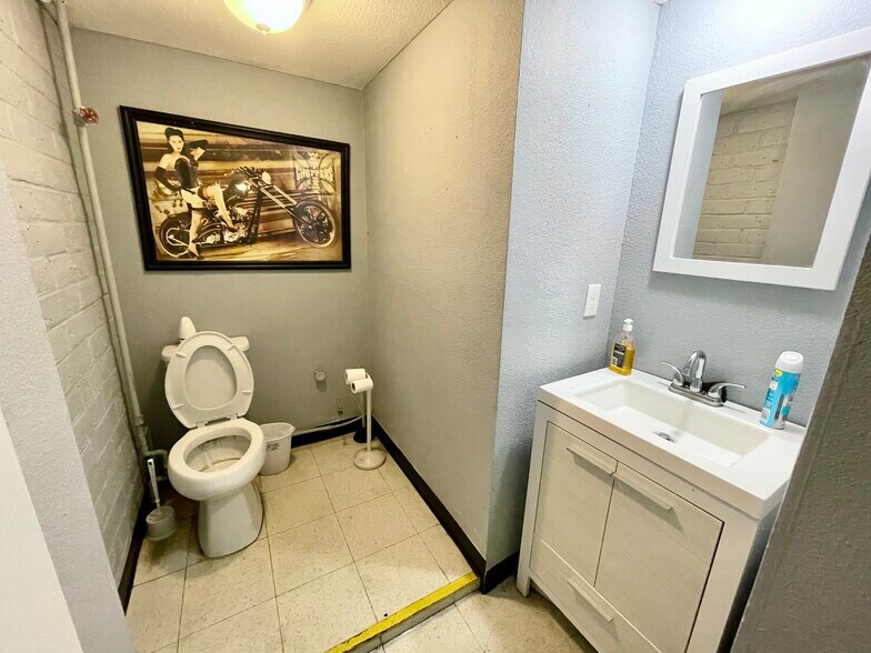 More Photos Of 1799 E 21st St, Merced Flex For Sale
