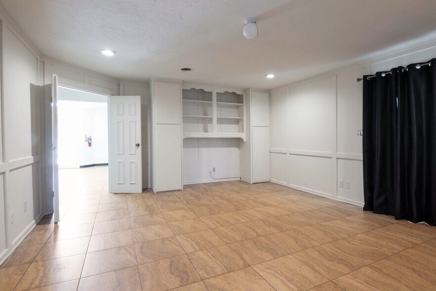 More Photos Of 825 Fairmont Pkwy, Pasadena Office For Sale