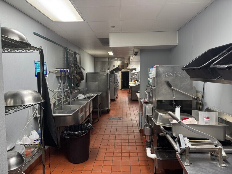 More Photos Of 715 Industrial Blvd, McDonough Bar For Lease