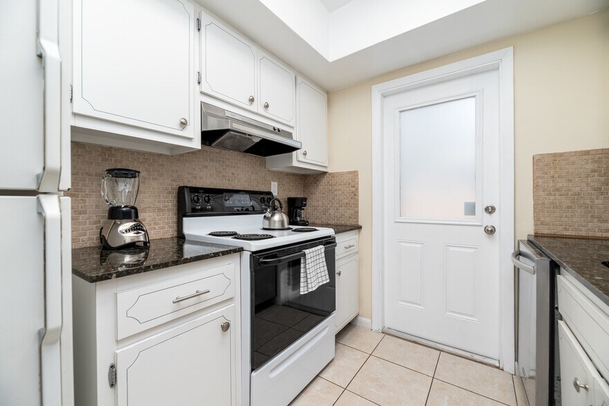 More Photos Of 820 NE 21st Dr, Wilton Manors Apartments For Sale