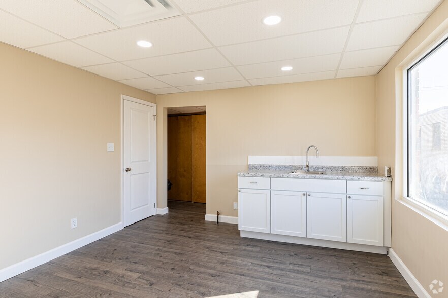 4997 Glenway Ave, Cincinnati, OH 45238 Office For Sale