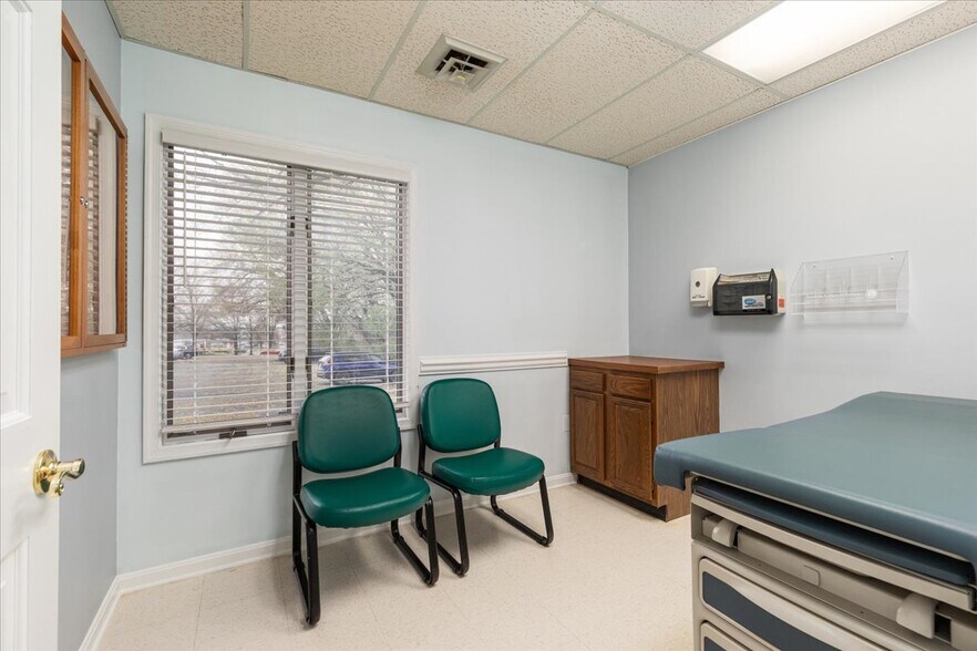 More Photos Of 10623 Crestwood Dr, Manassas Office For Sale