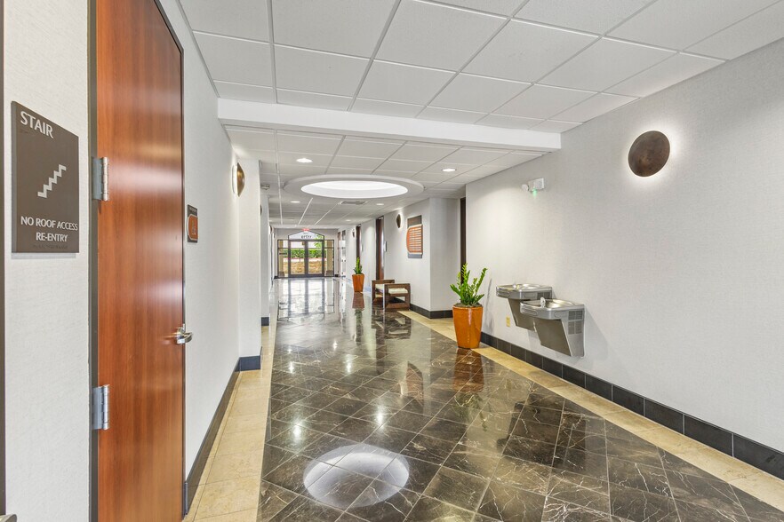 More Photos Of 11719 Bee Caves Rd, Austin Office For Lease