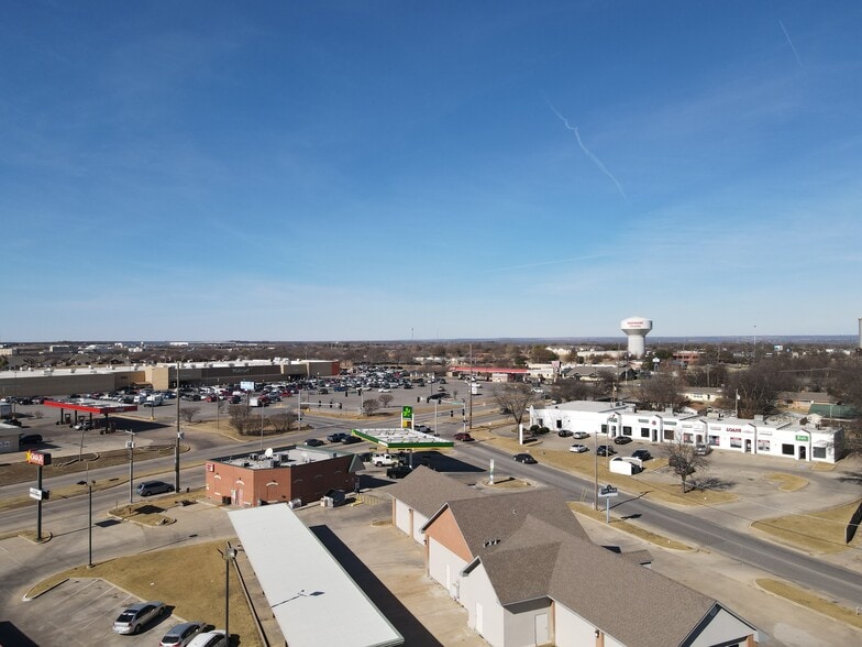 More Photos Of 1702-1708 N Commerce St, Ardmore General Retail For Lease