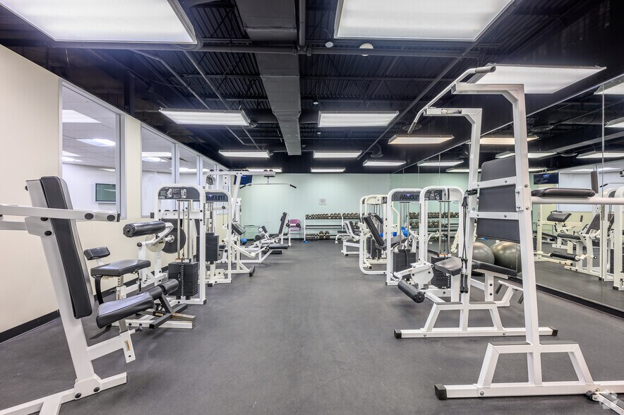 More Photos Of 8111 Lyndon B Johnson Fwy, Dallas Office For Lease