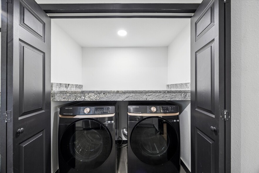 More Photos Of 5235 E 5th St, Katy Flex For Sale