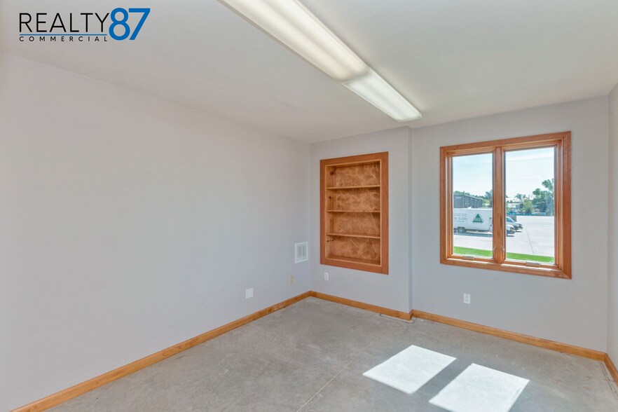 More Photos Of 6325 7th Street Ct SW, Cedar Rapids Warehouse For Lease