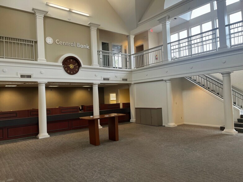 More Photos Of 16415 Village Plaza View Dr, Wildwood General Retail For Lease