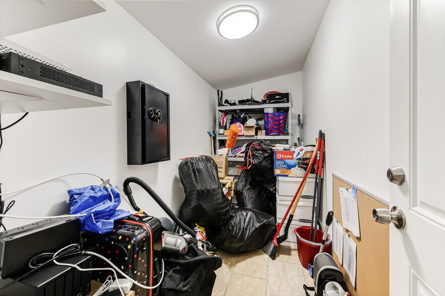 More Photos Of 4980 E 10th Ct, Hialeah Warehouse For Sale