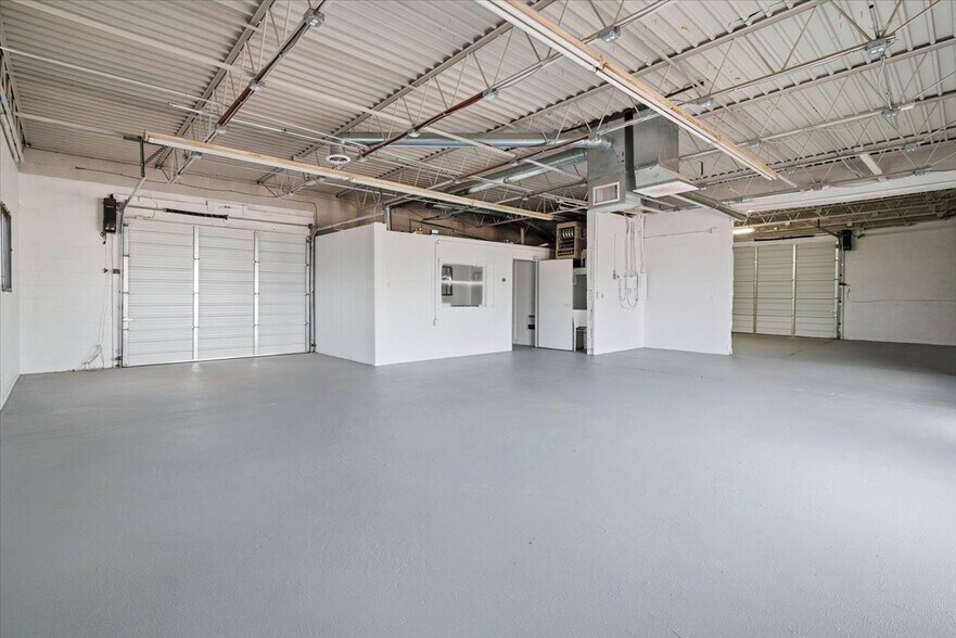 More Photos Of 4918 W 21st St, Tulsa Warehouse For Lease
