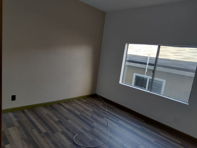 More Photos Of 702 W 30th St, Los Angeles Apartments For Sale