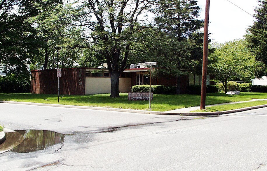 More Photos Of 18 Sheppard Pl, Edison Office For Lease