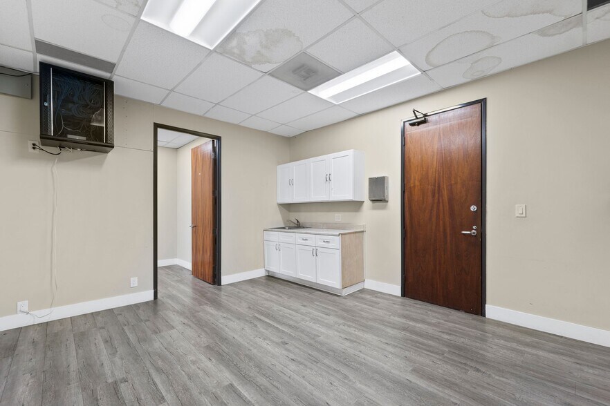 More Photos Of 14546 Hamlin St, Van Nuys Office For Sale