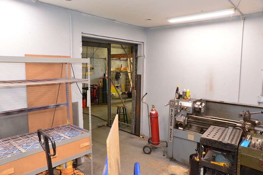 More Photos Of 9107 Industry Dr, Manassas Park Warehouse For Lease