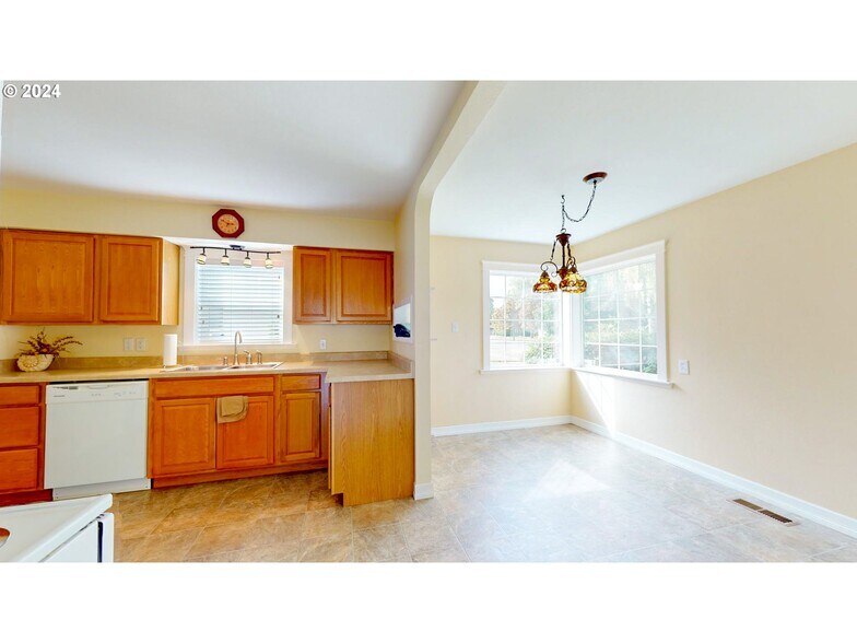 More Photos Of 905 Broadway St, Longview Specialty For Sale