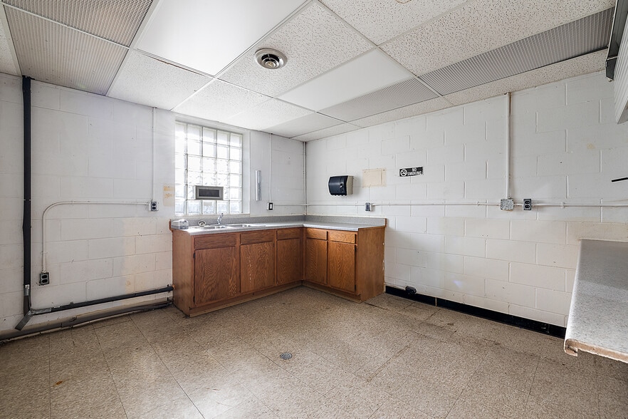 More Photos Of 46000 Sugarbush Rd, New Baltimore Flex For Sale