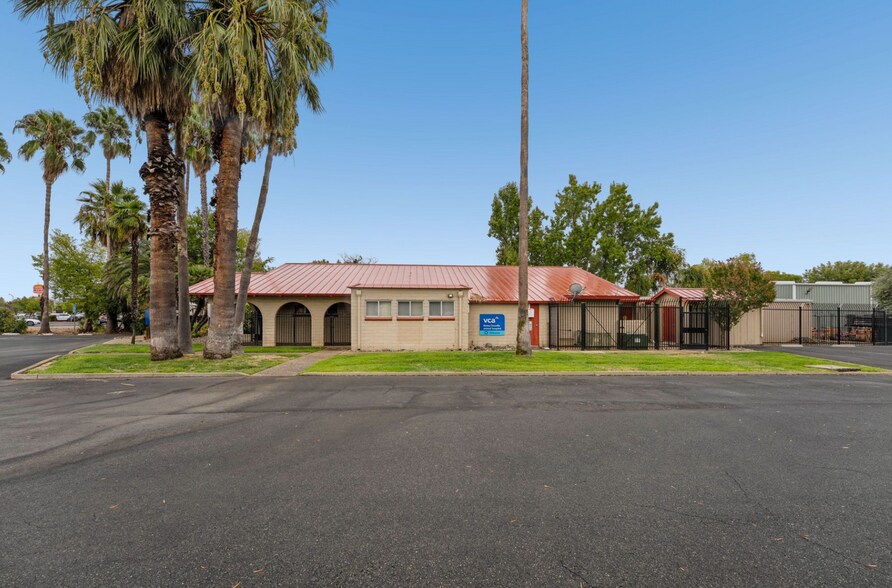 More Photos Of 751 Oro Dam Blvd E, Oroville Veterinarian Kennel For Sale