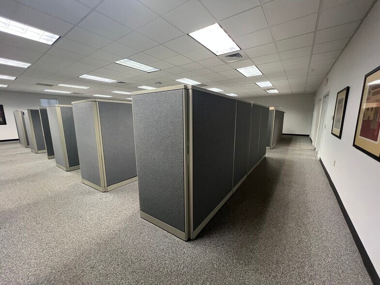 More Photos Of 2810 Meredyth Dr, Albany Medical For Lease