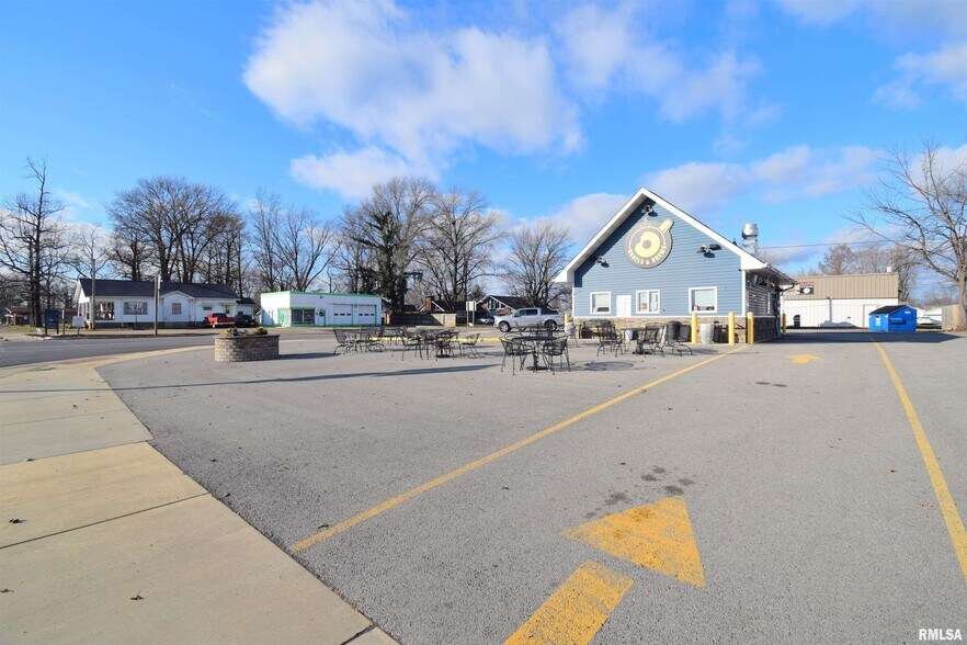 More Photos Of 102 N Park St, Sesser Restaurant For Sale