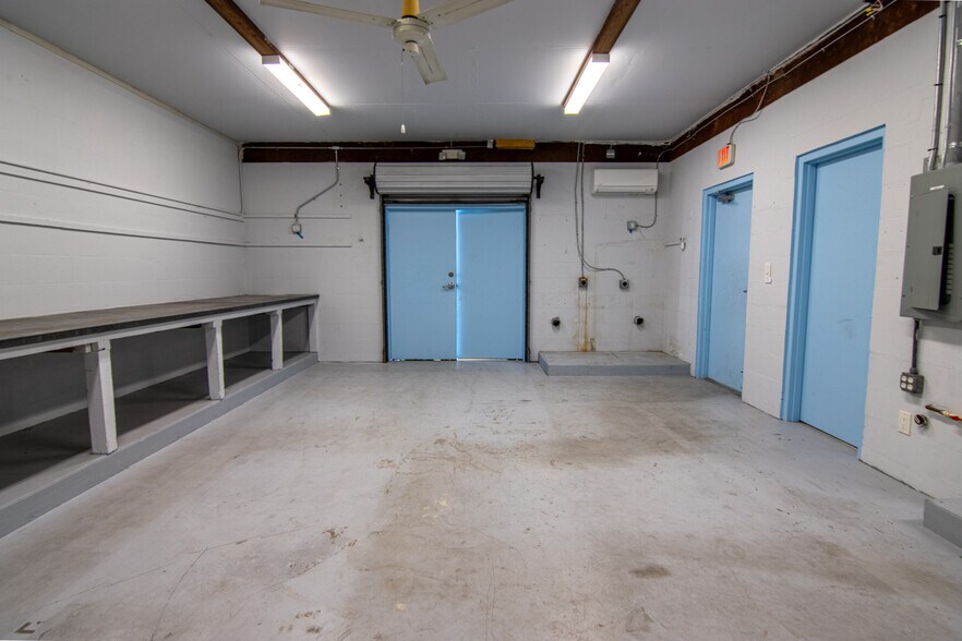 More Photos Of 7030 Burlington Ave N, Saint Petersburg Industrial For Lease