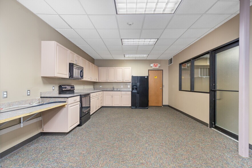 More Photos Of 212 S Main St, Grove Office For Sale