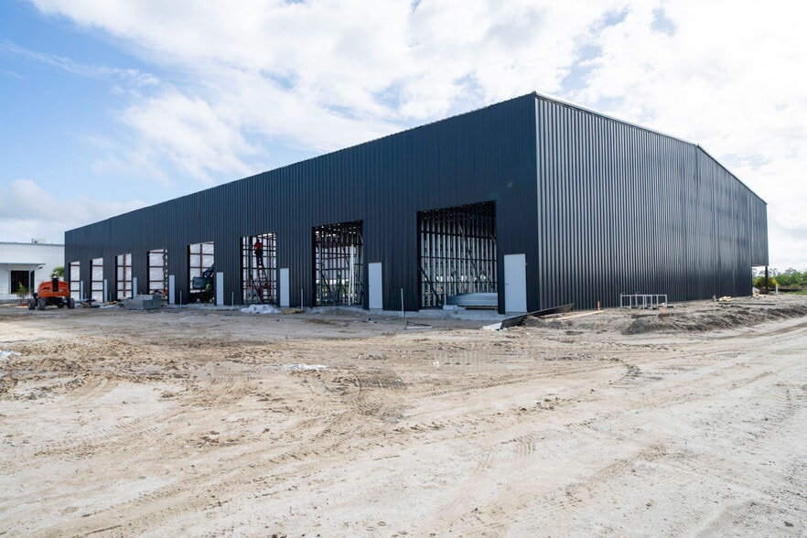 More Photos Of 8411-8419 Duffie Dr, Punta Gorda Industrial For Sale